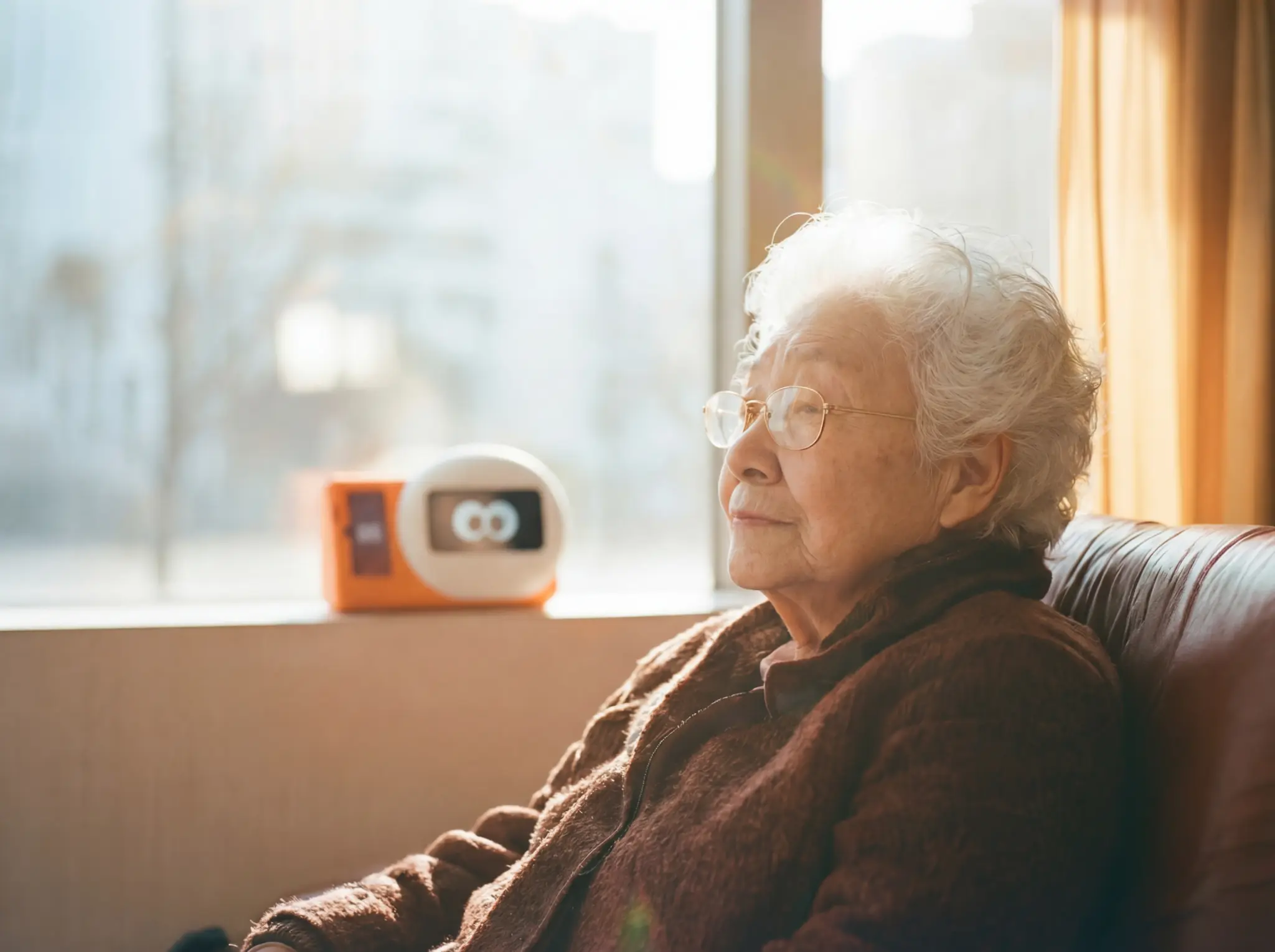 ともりAI（Tomori/トモリ）を使用する高齢者 — 24時間AI音声見守りデバイスの利用イメージ